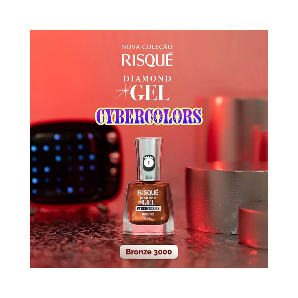 Frasco de esmalte Risqué Diamond Gel Cybercolors Bronze 3000 sobre fundo vermelho